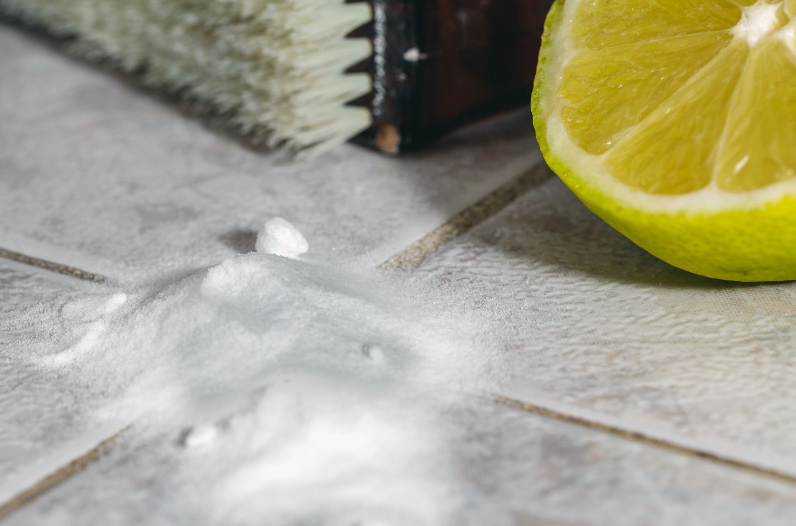 Sposób na czyszczenie fug solą oraz sokiem z cytryny.