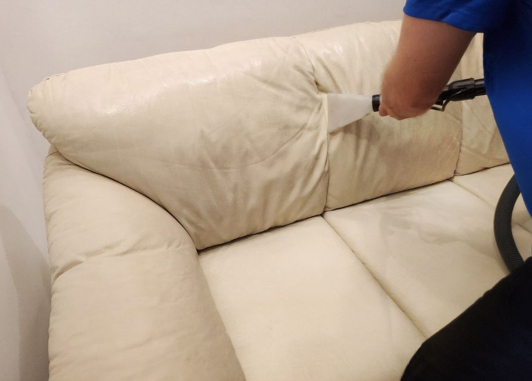 Czyszczenie jasnej skórzanej kanapy ekstraktorem wodnym – skuteczny sposób prania tapicerki meblowej