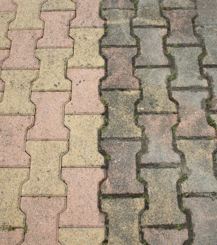 Efekt czyszczenia kostki brukowej typu puzzle - porównanie czystej (lewa strona) i zabrudzonej z mchem (prawa strona) kolorowej kostki brukowej.